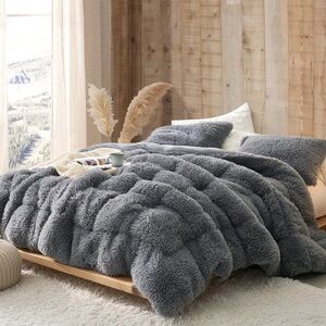 Luxurious Gray Faux Fur Bedding Set